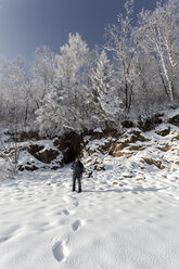 Russland, Oblast Amur, Mann in verschneiter Natur - VPIF00307