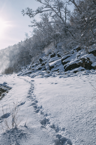 Russland, Gebiet Amur, Fußspuren in schneebedeckter Natur, lizenzfreies Stockfoto