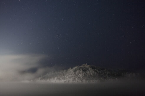 Russland, Oblast Amur, Fluss Bureya im Winter bei Nacht - VPIF00318