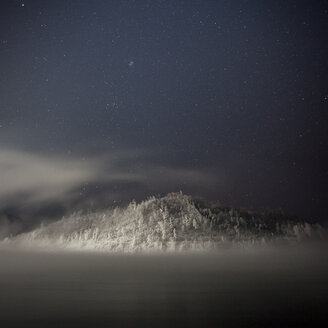 Russland, Oblast Amur, Fluss Bureya im Winter bei Nacht - VPIF00319