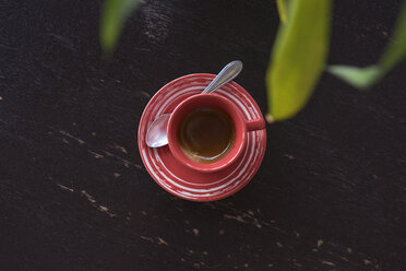 Tasse Kaffee auf dunklem Holz - AFVF00133