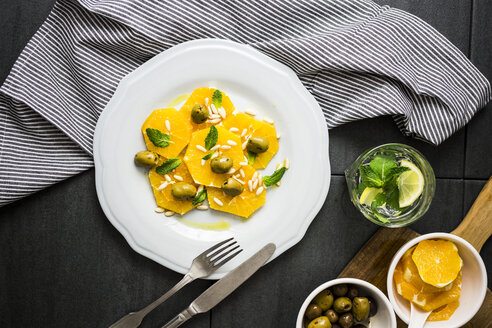 Salat mit Orangenspalten, Pinienkernen, grünen Oliven und Minzblättern - GIOF03868