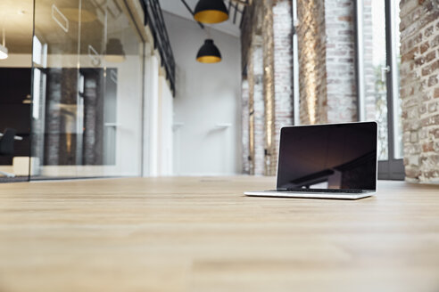 Laptop im Korridor eines modernen Büros - PDF01443