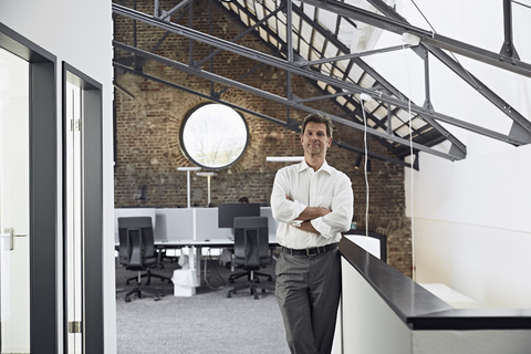 Porträt eines reifen Geschäftsmannes in einem modernen Büro, lizenzfreies Stockfoto