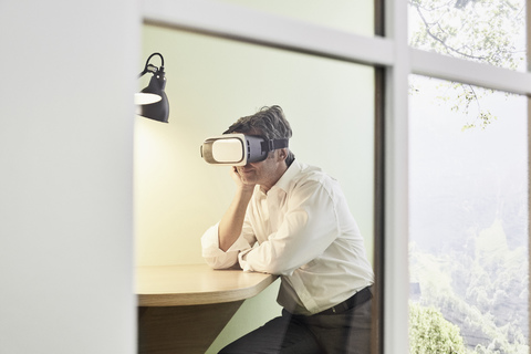 Geschäftsmann mit VR-Brille im modernen Büro, lizenzfreies Stockfoto