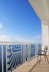Kroatien, Kvarner-Bucht, Balkon mit leerem Stuhl - WWF04181