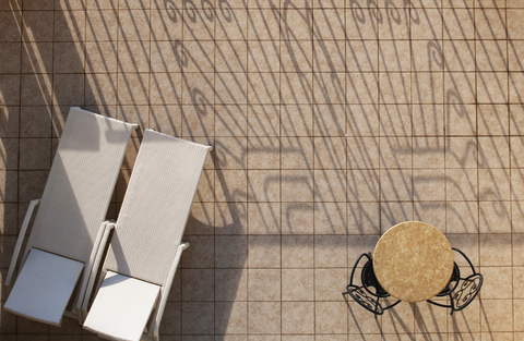 Terrasse mit Tisch und Stühlen, lizenzfreies Stockfoto