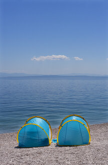 Kroatien, Istrien, Adria, Kvarner Bucht, Moscenicka Draga, Strand mit Zelten, Sonnenschutz - WWF04193