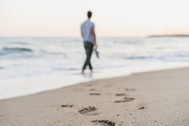 Footmarks of man srolling at seaside, close-up - AFVF00159