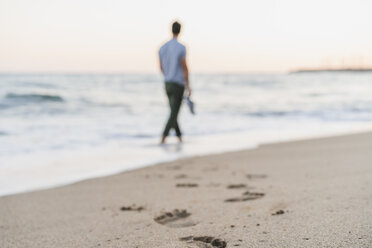 Fußspuren eines Mannes, der am Meer spazieren geht, Nahaufnahme - AFVF00159