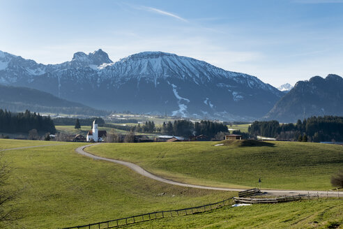 Deutschland, Bayern, Allgäu, Ostallgäu, Chruch St. Moritz in Zell, Berge Brentenjoch und Aggenstein - LBF01771