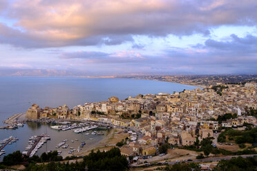 Italy, Sicily, Trapani, Castellammare del Golfo in the evening - LBF01775