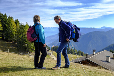 Italien, Südtirol, Ueberetsch-Unterland, Wanderer am Vigiljoch - LBF01778