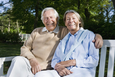 Ein älteres Paar sitzt zusammen auf einer Bank - FSIF02667