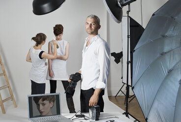 Ein Fotograf, ein Fotomodell und ein Visagist am Set eines Modeshootings - FSIF02687