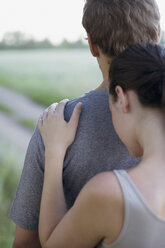 Ein junges Paar, das sich umarmt - FSIF02702