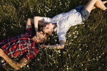 Ein junges Paar schläft auf einem Feld - FSIF02721