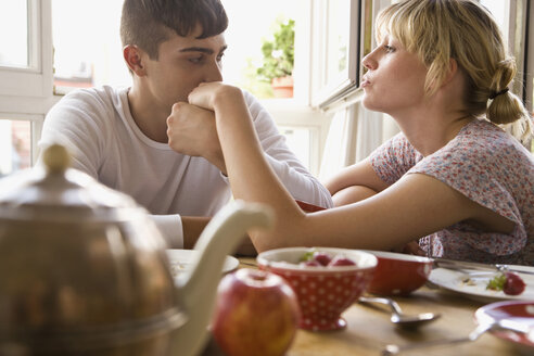 Ein junges Paar sitzt am Frühstückstisch - FSIF02732