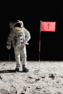 Ein Astronaut auf dem Mond, der neben der Flagge mit der Nummer 1 steht - FSIF02763