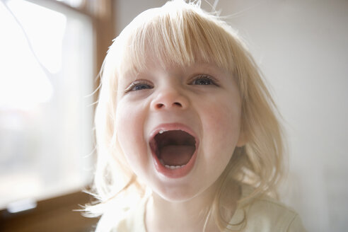 Porträt eines lachenden jungen Mädchens - FSIF02785