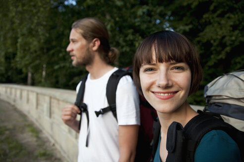 Eine junge Rucksacktouristin mit ihrem Freund, Fokus auf die Frau - FSIF02793