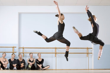 Zwei Ballerinas springen durch die Luft, während andere zusehen - FSIF02799