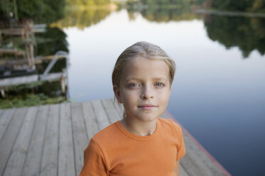 Porträt eines jungen Mädchens, das auf einem Holzsteg steht - FSIF02800