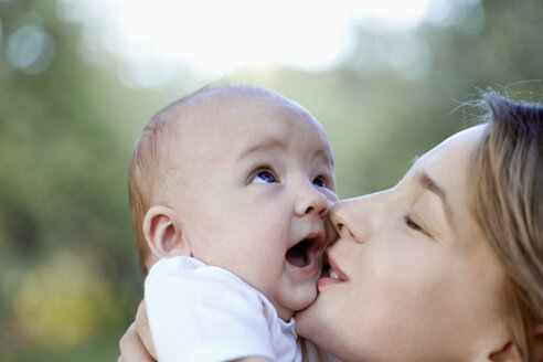 Eine Mutter küsst ihren kleinen Jungen - FSIF02806