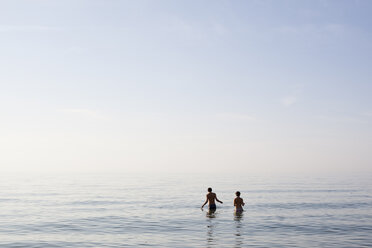 Zwei Menschen stehen im Meer - FSIF02817