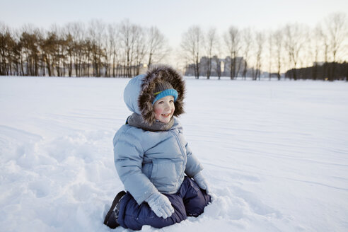 Ein Junge spielt im Schnee - FSIF02821