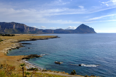 Italien, Sizilien, Provinz Trapani, San Vito lo Capo, Küste Contrada Salinella mit Monte Cofano - LBF01785