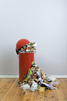 Eine überquellende Mülltonne mit verrottenden Lebensmitteln und wiederverwertbaren Materialien - FSIF02862
