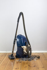 Vacuum cleaner with an exploded vacuum cleaner bag - FSIF02865