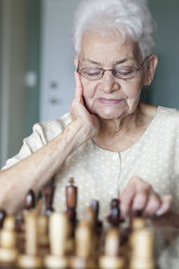 Eine ältere Frau spielt Schach - FSIF02868