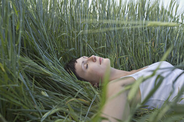 Eine im Gras schlafende Frau - FSIF02877