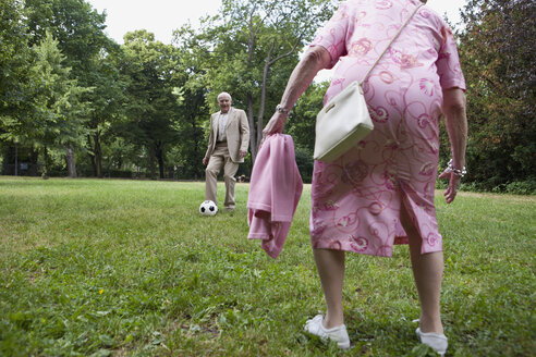 Seniorenpaar spielt Fußball im Park - FSIF02885