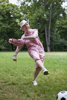 Seniorin kickt Fußball im Park - FSIF02887