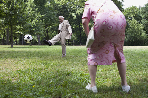 Seniorenpaar spielt Fußball im Park - FSIF02889