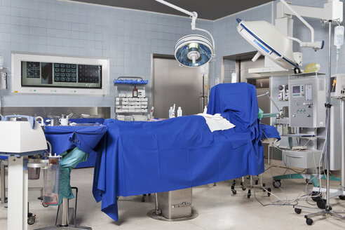 Ein Operationssaal in einem Krankenhaus - FSIF02926