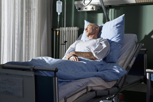 Ein Mann schläft in einem Krankenhausbett - FSIF02930