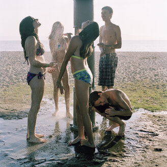 Fünf Freunde stehen unter einer Stranddusche - FSIF02934