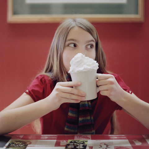 Ein junges Mädchen mit einer Tasse heißer Schokolade, lizenzfreies Stockfoto
