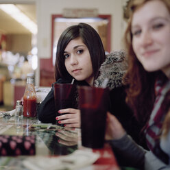 Zwei junge Frauen in einem Kaffeehaus - FSIF02945