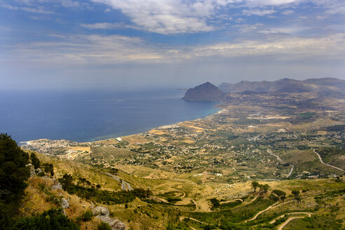 Italien, Sizilien, Provinz Trapani, Erice, Küste und Monte Cofano - LBF01787