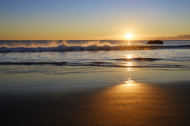 Spanien, Kanarische Inseln, La Gomera, Valle Gran Rey, Strand in La Playa bei Sonnenuntergang - SIEF07740