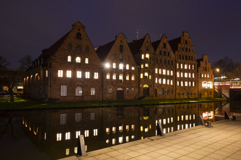 Deutschland, Schleswig-Holstein, Lübeck, Altstadt, Obertrave und Salzspeicher bei Nacht - WIF03483