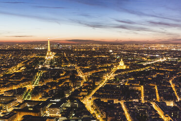 Frankreich, Ile-de-France, Paris, Panoramablick auf die Stadt in der Abenddämmerung - WPEF00120