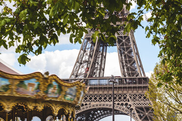 Frankreich, Ile-de-France, Paris, Eiffelturm und Karussell - WPEF00128
