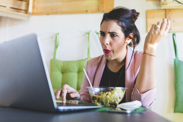 Junge Geschäftsfrau, die gesund zu Mittag isst und einen Laptop benutzt - WPEF00131