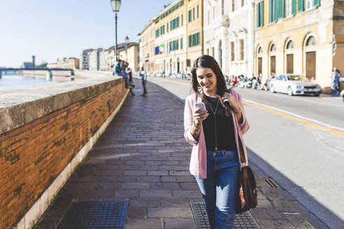 Junge Geschäftsfrau mit ihrem Smartphone in der Stadt - WPEF00134